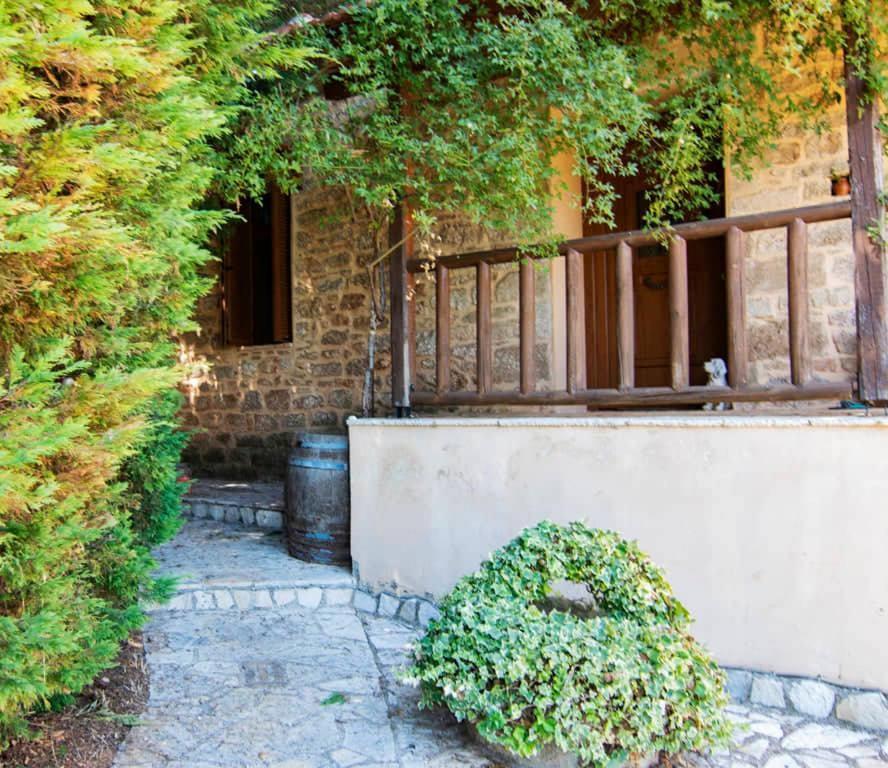 Traditional Stone Home With View Throfarion Exterior foto